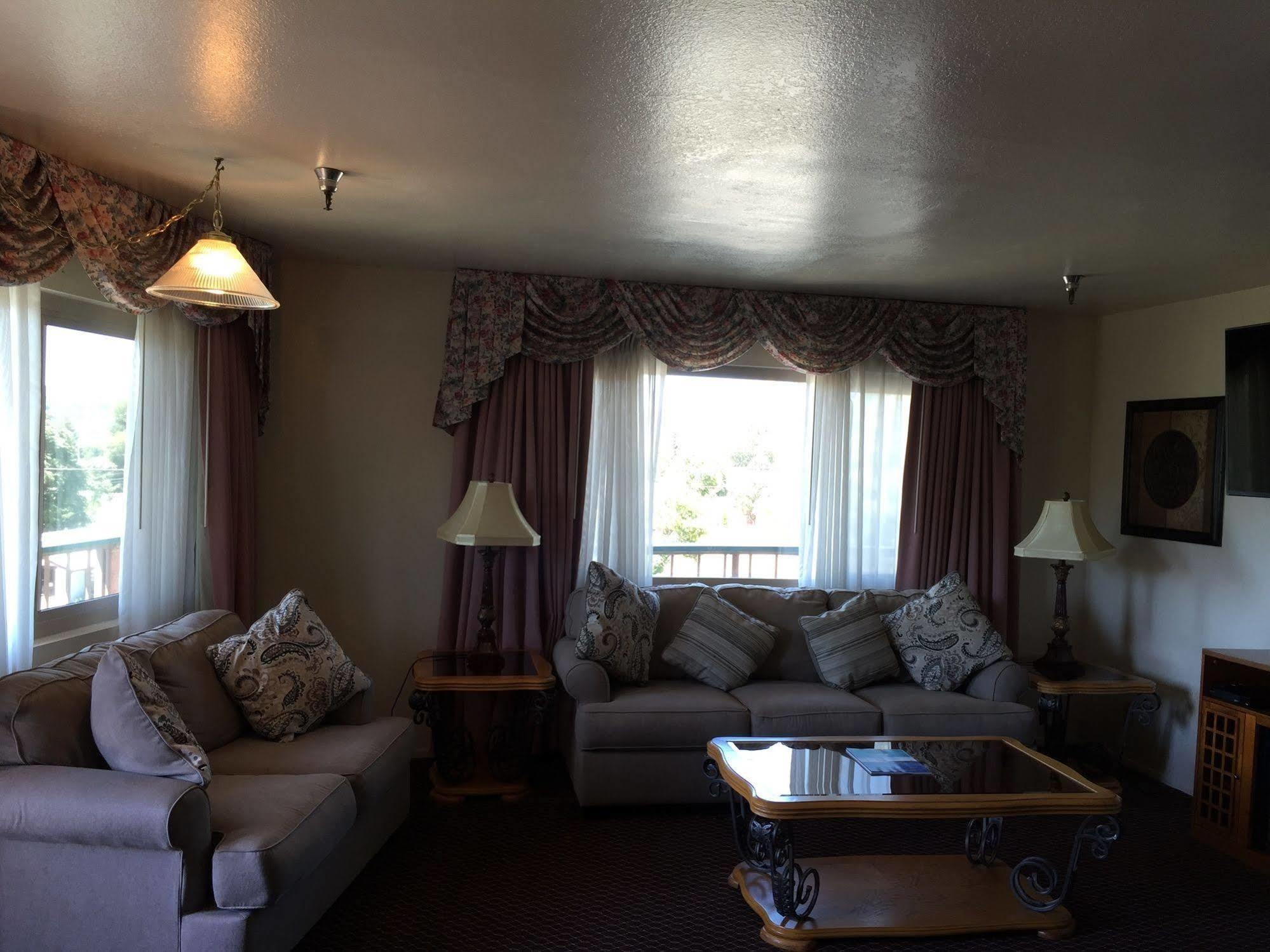 Oakridge Inn Oak View Екстериор снимка