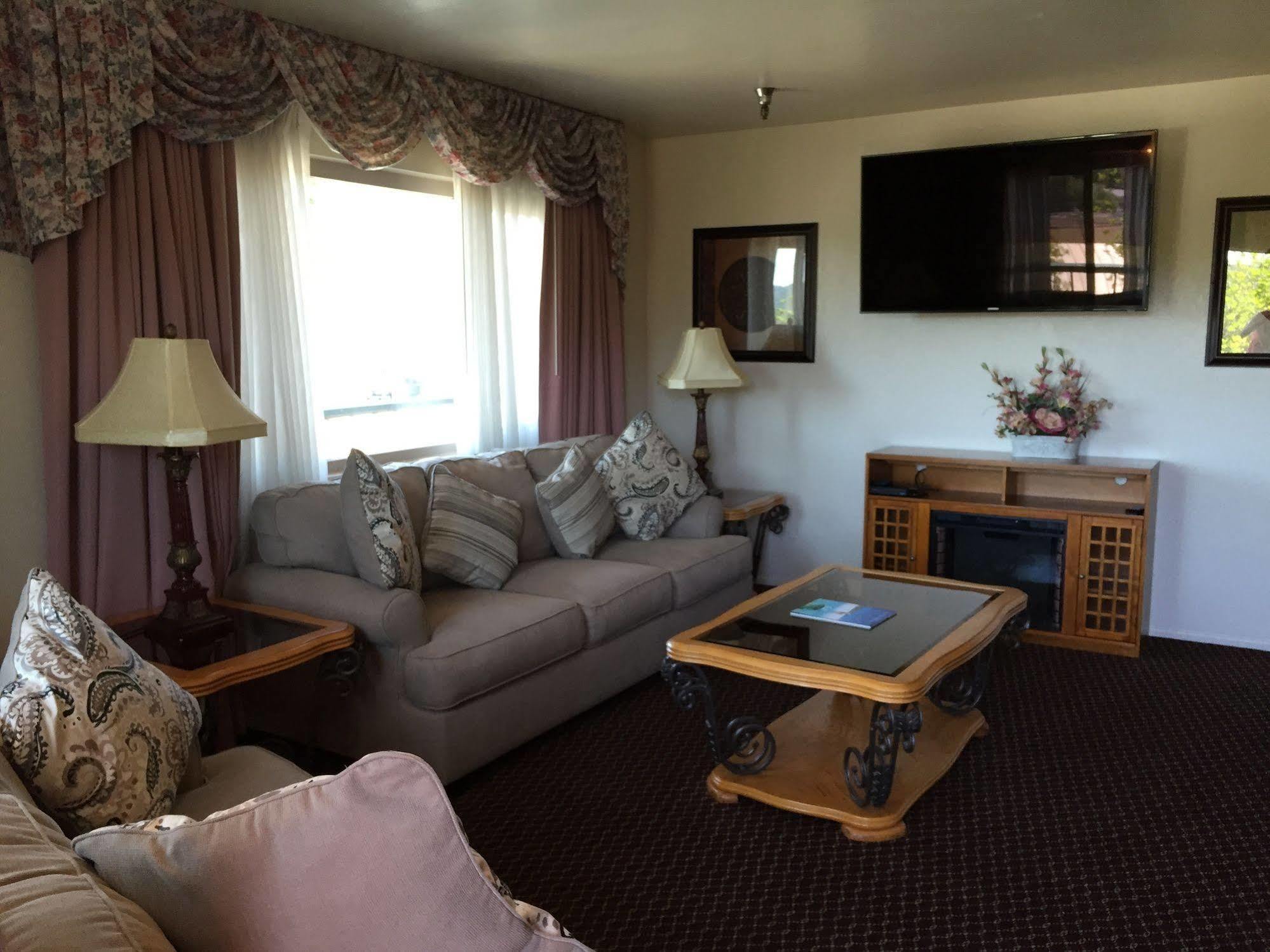 Oakridge Inn Oak View Екстериор снимка